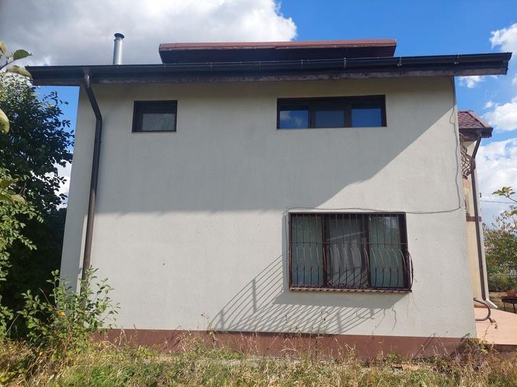 Casă cu 4 camere în Ologeni