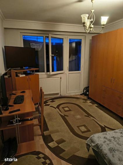 Apartament cu 4 camere decomandat în Donici