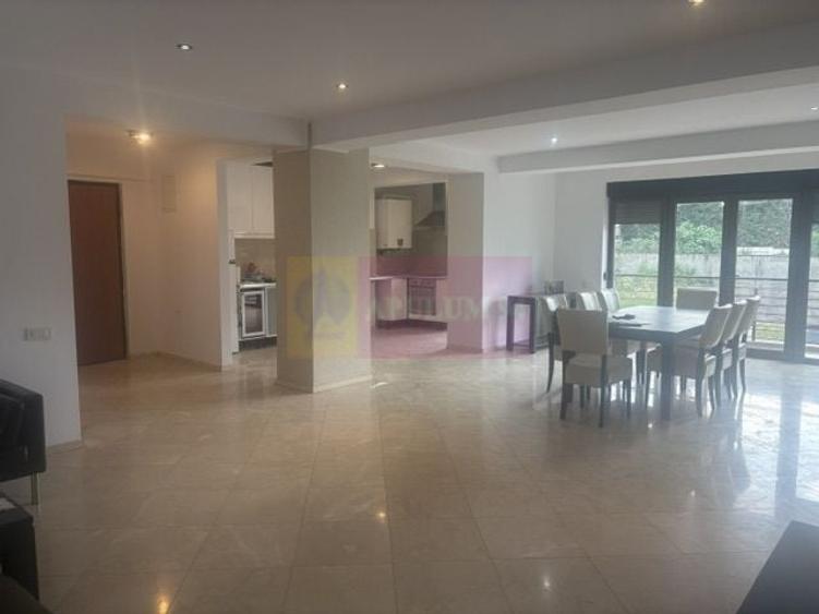 Apartament cu 4 camere semidecomandat, mobilat în Băneasa