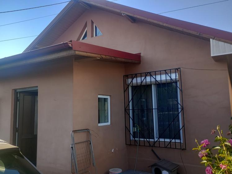 Casă individuală cu 3 camere cu Canalizare în Central