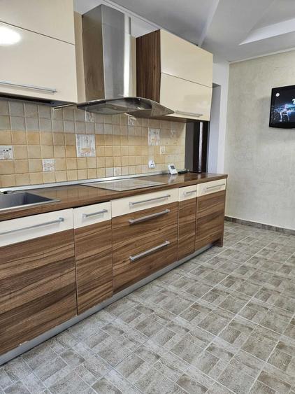 Apartament cu 3 camere decomandat în Exterior Vest
