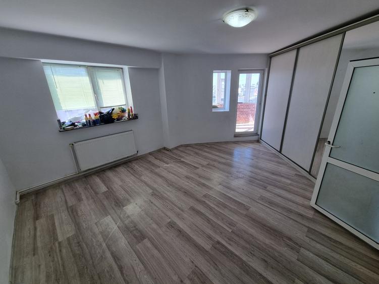Apartament cu 3 camere decomandat, mobilat în Trocadero