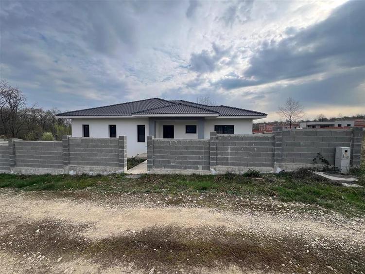 Casă individuală cu 4 camere cu Teren 616 Mp în Paleu
