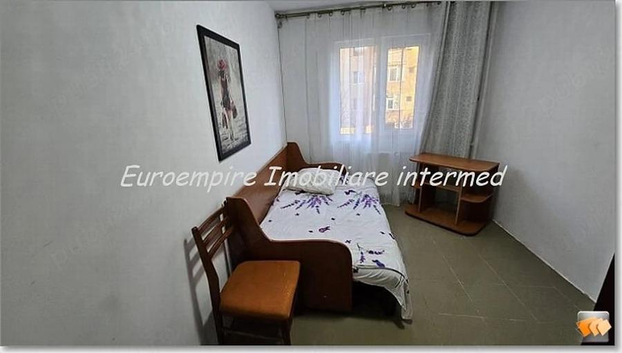 Apartament cu 3 camere semidecomandat în Km 4