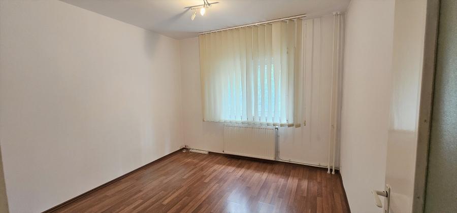 Apartament cu 3 camere semidecomandat în Mioriței
