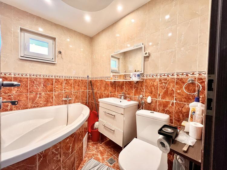 Apartament cu 3 camere semidecomandat, mobilat în Centrul Civic