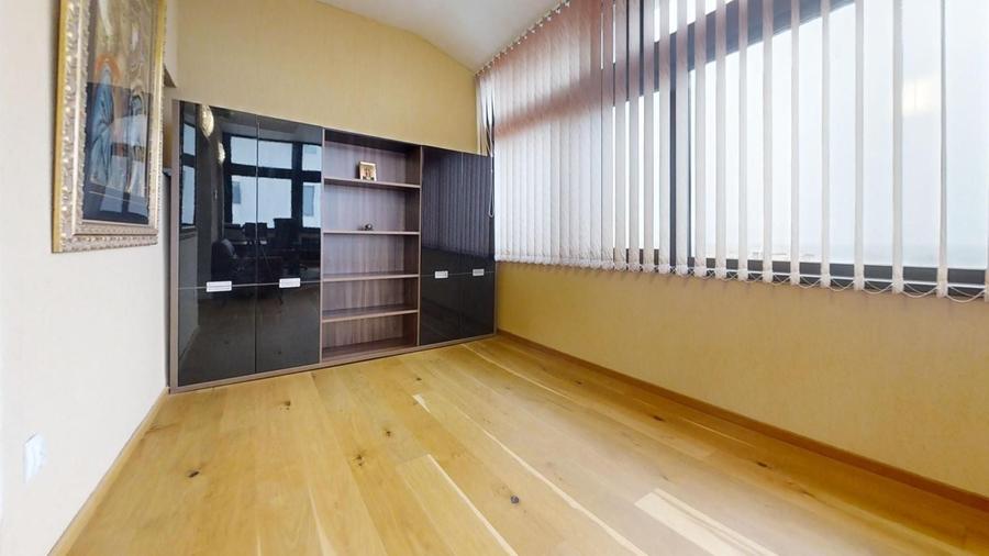 Penthouse cu 6 camere decomandat, mobilat în Central