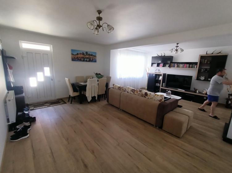 Duplex cu 4 camere cu Canalizare în Florești