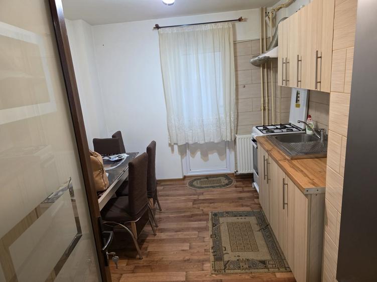 Apartament cu 3 camere decomandat în Prundu