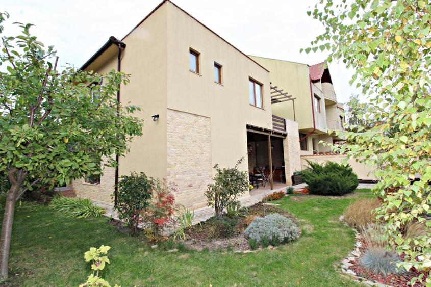 Casă individuală cu 7 camere cu Canalizare în Mamaia