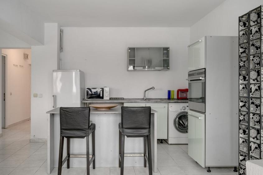 Apartament cu 2 camere semidecomandat, mobilat în Calea Călărașilor