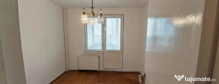 Apartament cu 3 camere decomandat în Astra