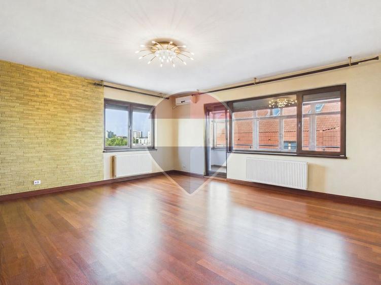 Apartament cu 6 camere decomandat în Sisești