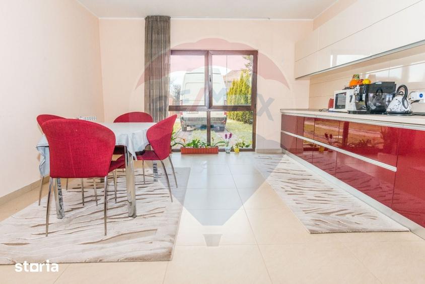 Casă cu 6 camere cu Teren 1071 Mp în Central