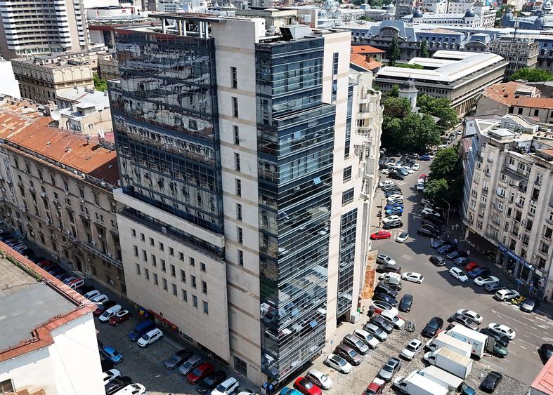 Birou, de 8,150 mp, în Universitate
