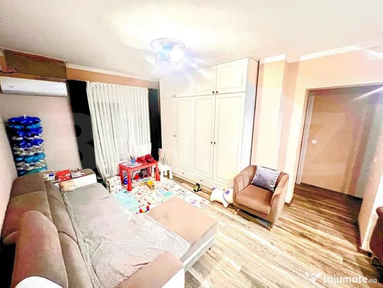 Apartament cu 4 camere decomandat în Central