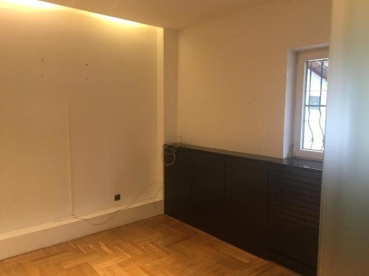 Casă individuală cu 6 camere cu Canalizare în Cotroceni