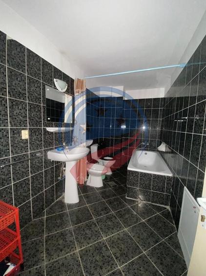 Casă individuală cu 5 camere cu Canalizare în Leamna de Jos