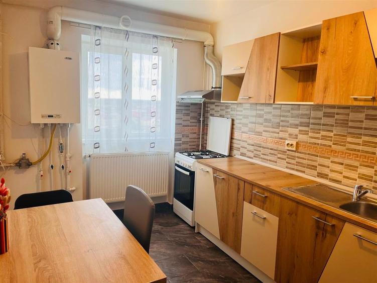 Apartament cu 3 camere decomandat, mobilat în Central