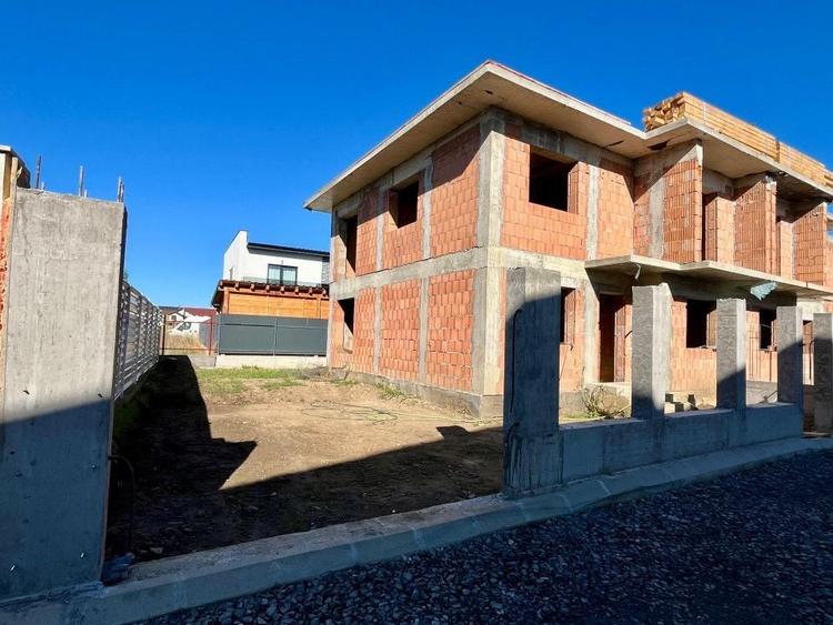 Casă individuală cu 4 camere cu Canalizare în Șelimbăr