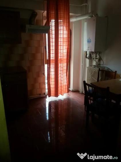 Apartament cu 4 camere decomandat în Central