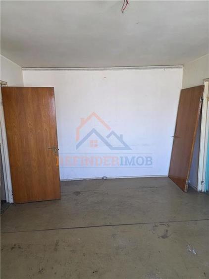 Apartament cu 3 camere semidecomandat în Câmpia Libertății