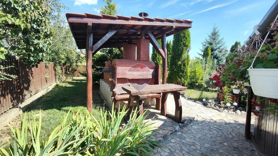 Casă individuală cu 7 camere cu Teren 4431 Mp în Vâlcele