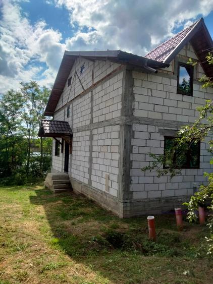 Casă individuală cu 8 camere cu Teren 800 Mp în Măineasca