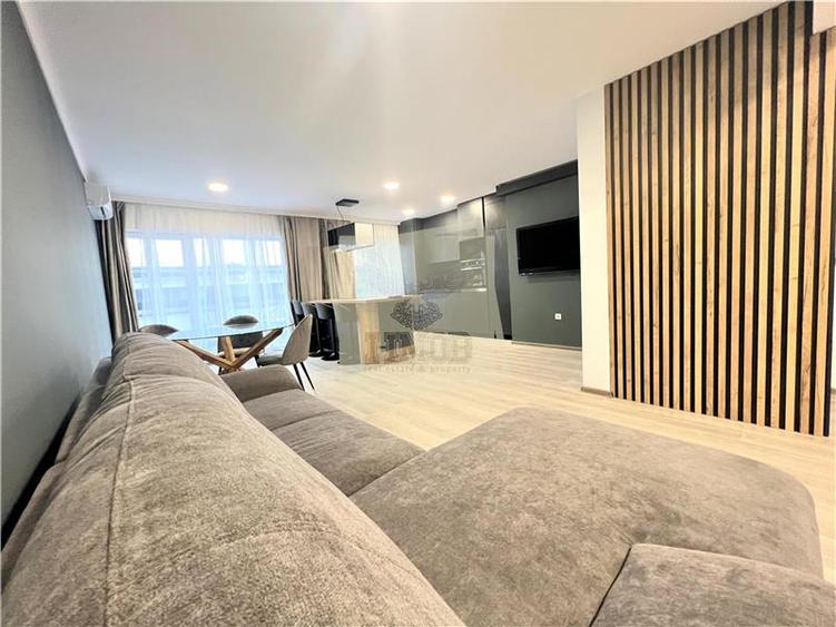 Apartament cu 4 camere decomandat, mobilat în Piața Cluj