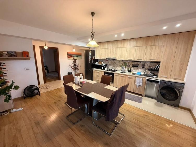 Apartament cu 3 camere semidecomandat, mobilat în Fundeni