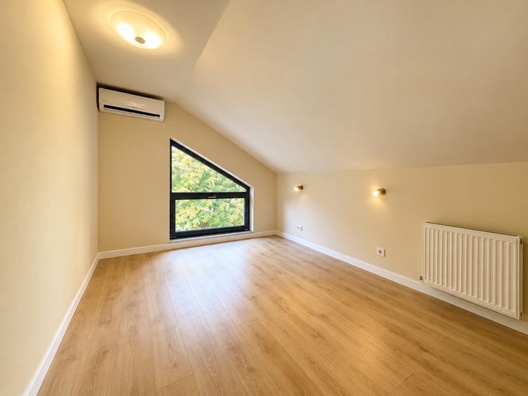 Casă individuală cu 7 camere cu Canalizare în Central