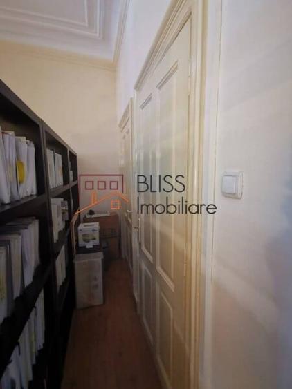 Apartament cu 5 camere semidecomandat în Armeneasca