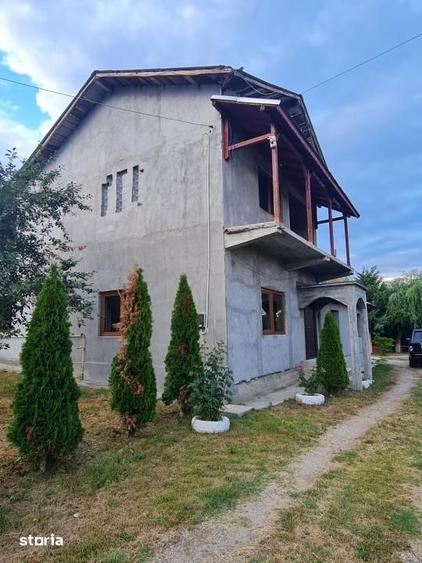 Casă cu 7 camere cu Teren 2000 Mp în Periș