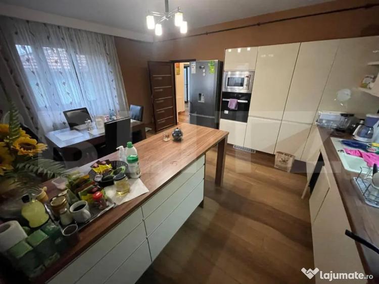 Casă cu 7 camere cu Teren 252 Mp în Semicentral