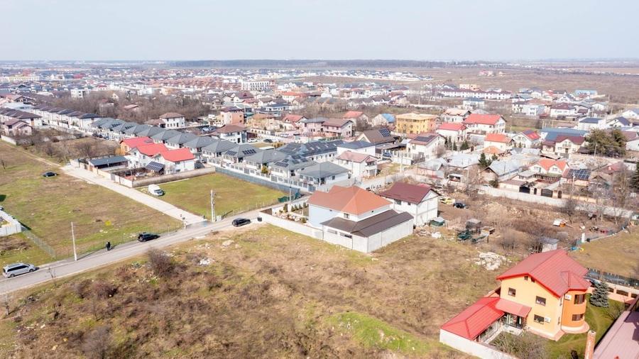 Teren Construcții intravilan de 1833 mp, în Est