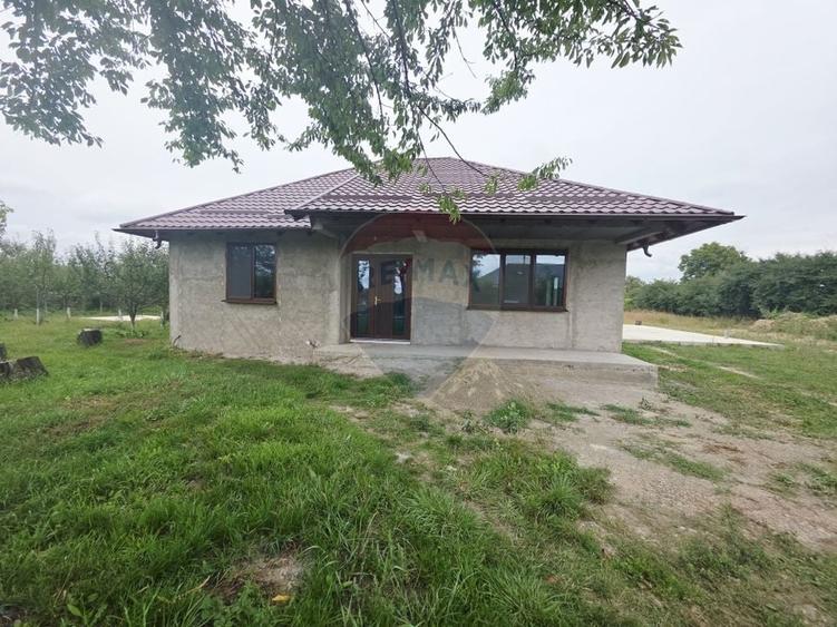 Casă individuală cu 4 camere cu Teren 6110 Mp în Girov
