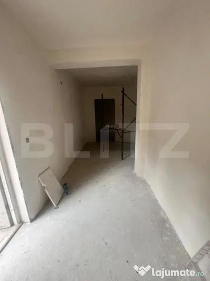 Apartament cu 3 camere semidecomandat în Decebal
