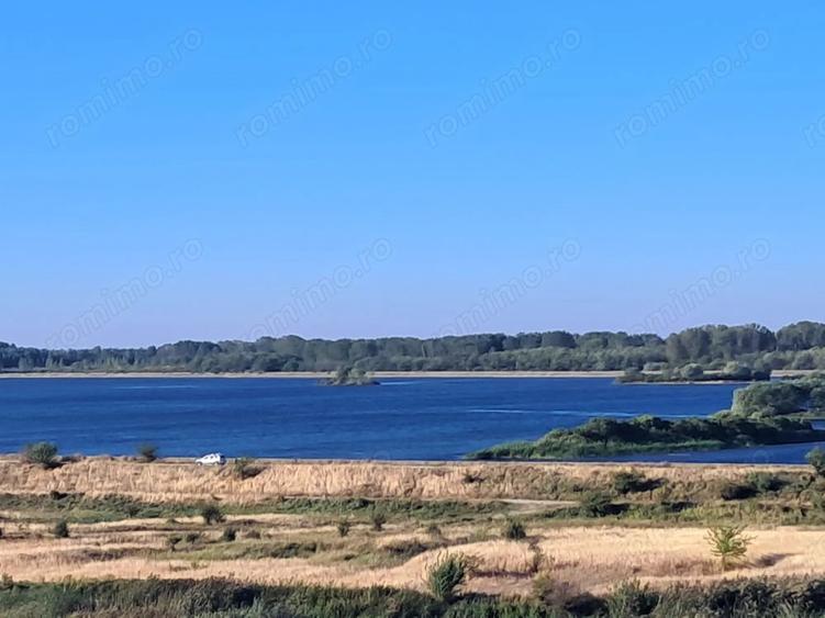 Teren de 4600 mp, în Stejaru
