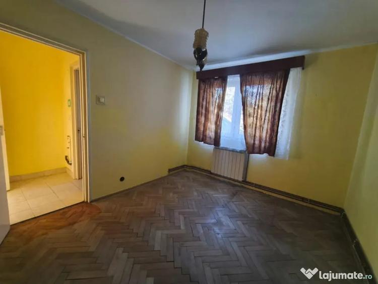 Apartament cu 3 camere semidecomandat în Central