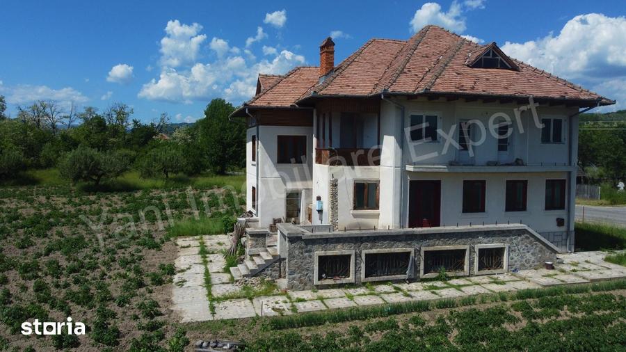 Casă cu 6 camere cu Teren 14710 Mp în Șuici