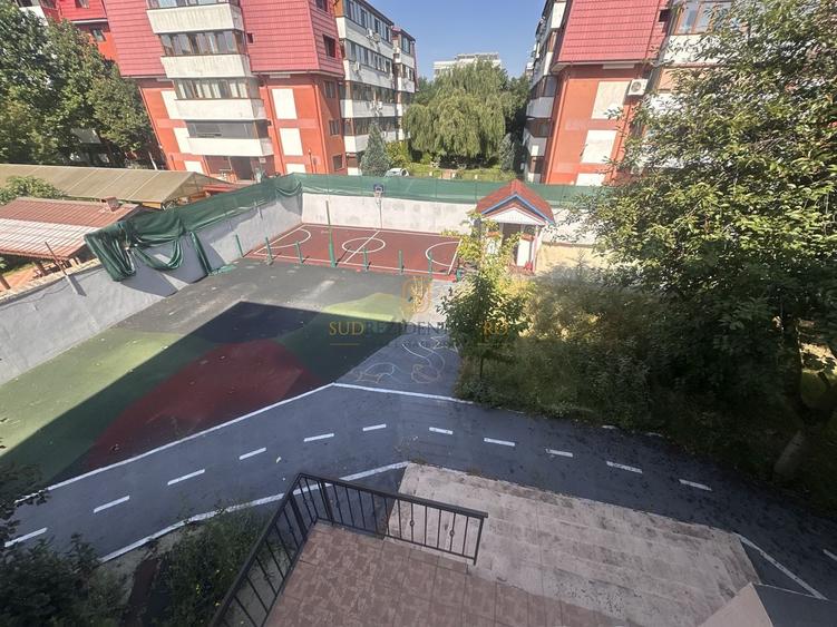 Casă individuală cu 8 camere cu Canalizare în Central