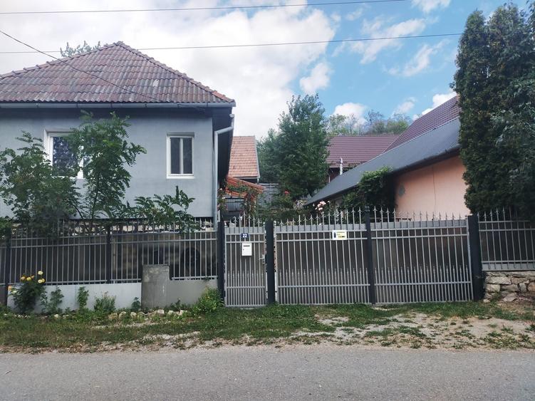 Casă cu 4 camere în Bica