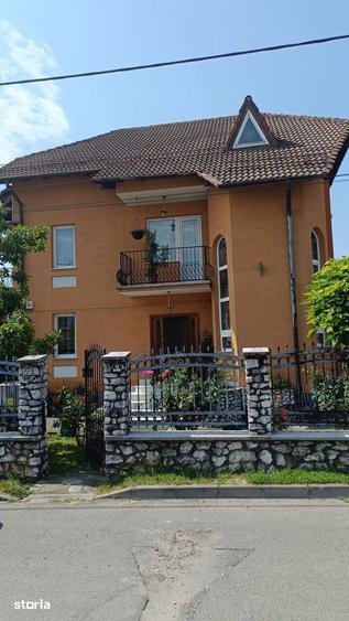 Casă cu 5 camere cu Teren 958 Mp în Central