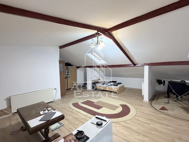 Apartament cu 3 camere semidecomandat, mobilat în Dâmbovița