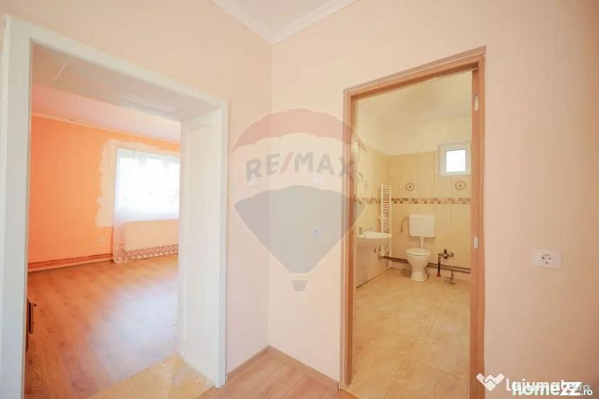 Casă cu 4 camere cu Teren 2440 Mp în Alparea