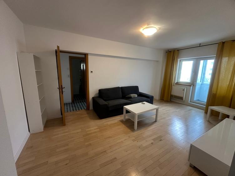 Apartament cu 3 camere semidecomandat, mobilat în 13 Septembrie
