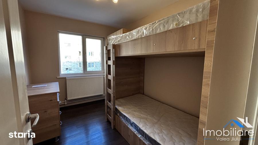 Apartament cu 3 camere decomandat în Petros