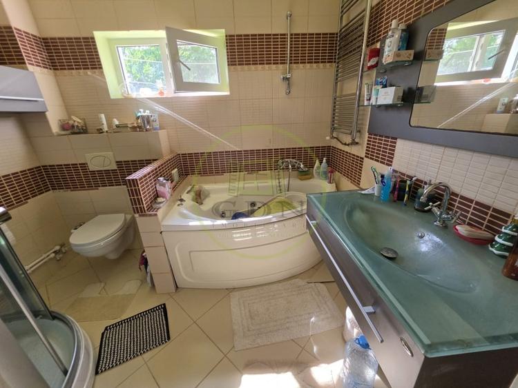 Casă individuală cu 5 camere cu Canalizare în Central