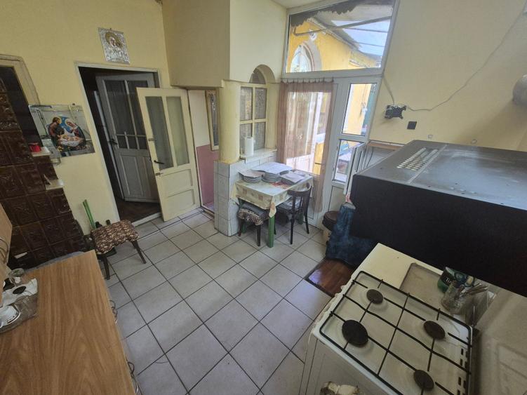 Casă individuală cu 6 camere cu Canalizare în Rahova