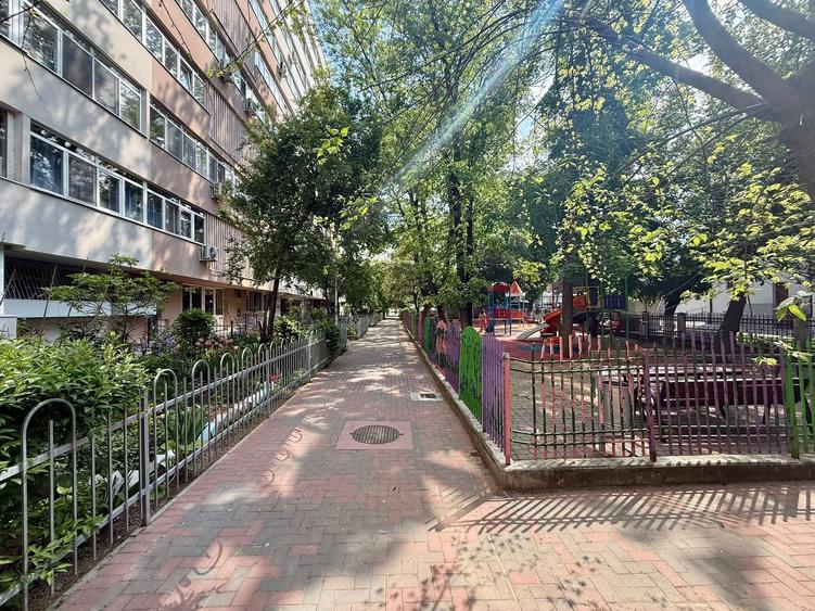 Apartament cu 3 camere semidecomandat în Titan
